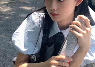 嘴里含着瓜，手指滑过15吃瓜官网的线路，是说在冥想吗？