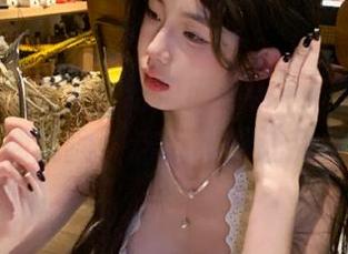 最新！吃瓜网wwe：友谊的小船说翻就翻，这瓜甜得让我捧心！