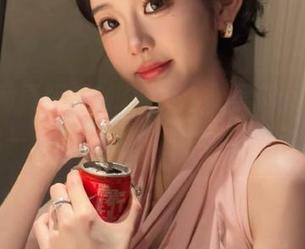 吃瓜网页版，黑料直达，让你一次吃个够，心也跟着撩动。