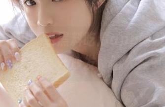 一看黑料吃瓜app的视频，我就是不想离开沙发，陷入其中了